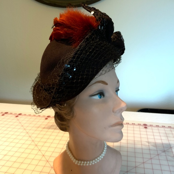 Vintage 1930s -1940s Brown felt wool Cloche style hat w/ sequins & rust feathers